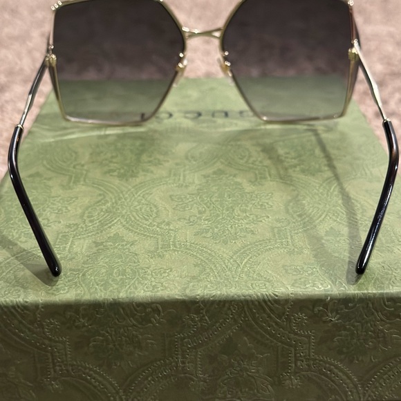 Extremely Gently Loved Gucci Sunglasses - Picture 5 of 9